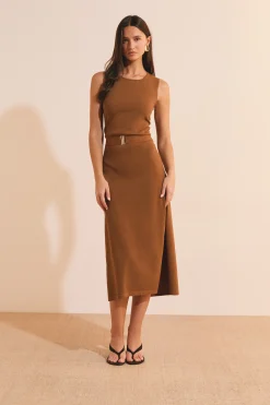 Robe longue ceinturée avec fente sur le côté