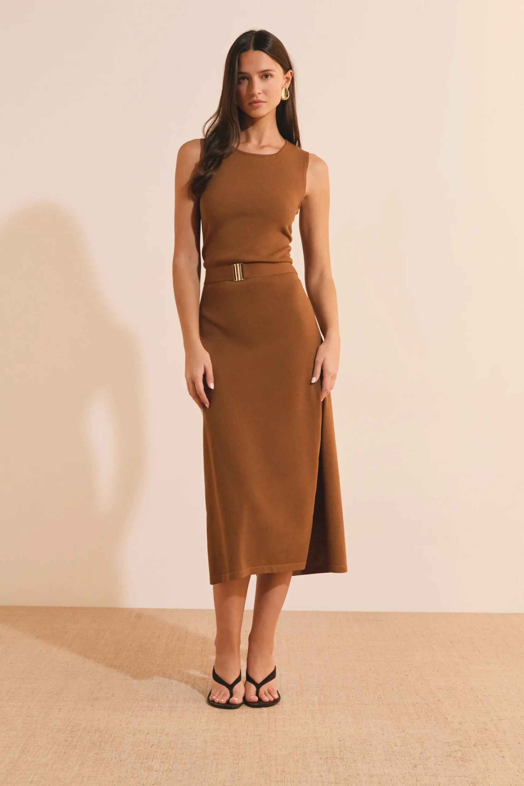 Robe longue ceinturée avec fente sur le côté