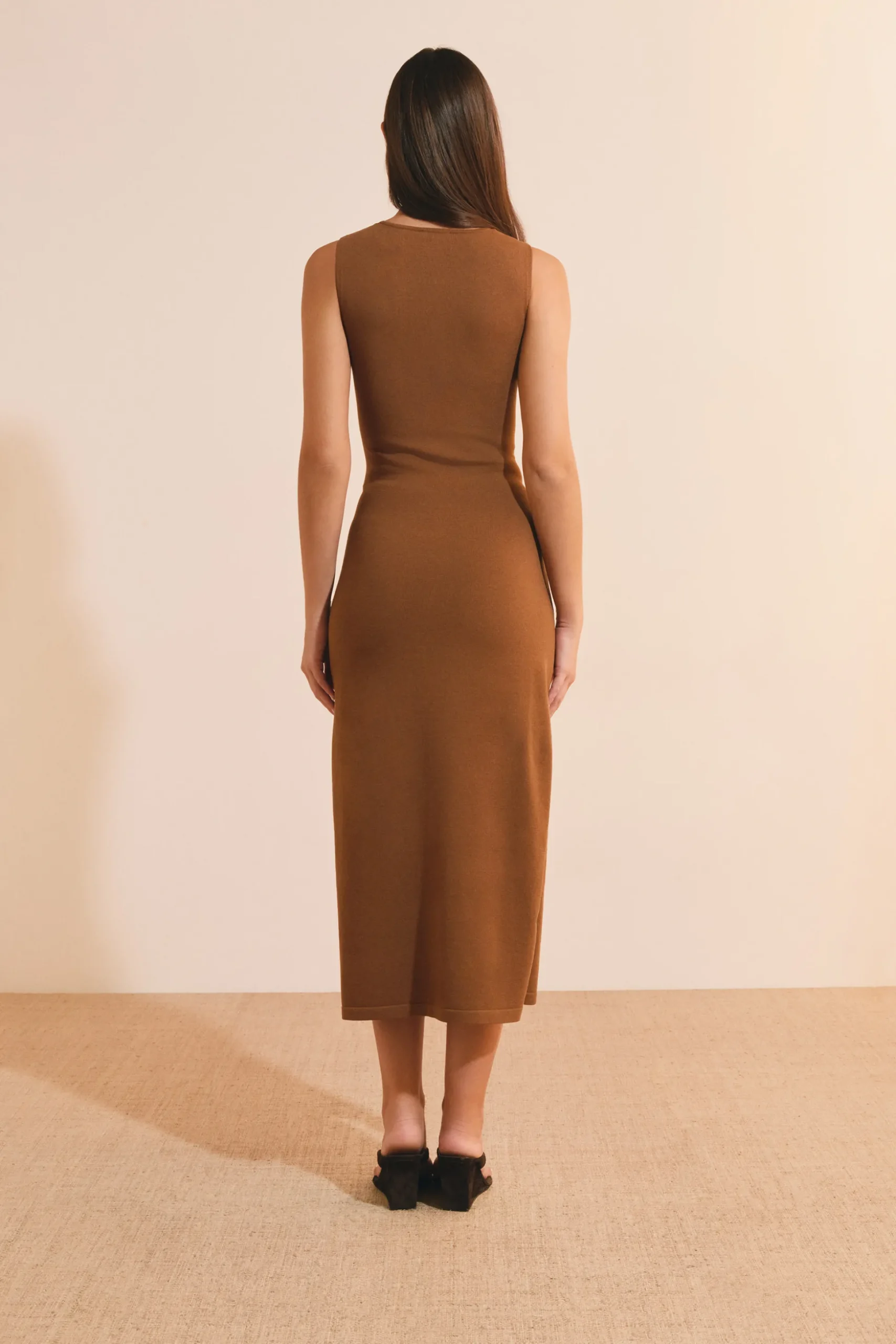 Robe longue ceinturée avec fente sur le côté