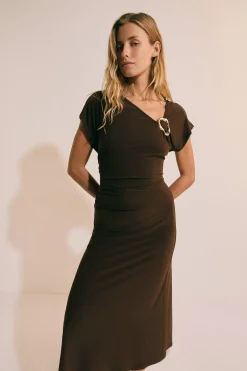 Robe longue à encolure asymétrique avec détail bijou