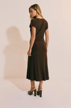 Robe longue à encolure asymétrique avec détail bijou
