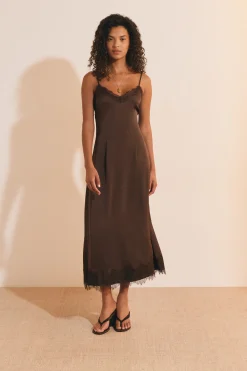 Robe longue satinée avec dentelle