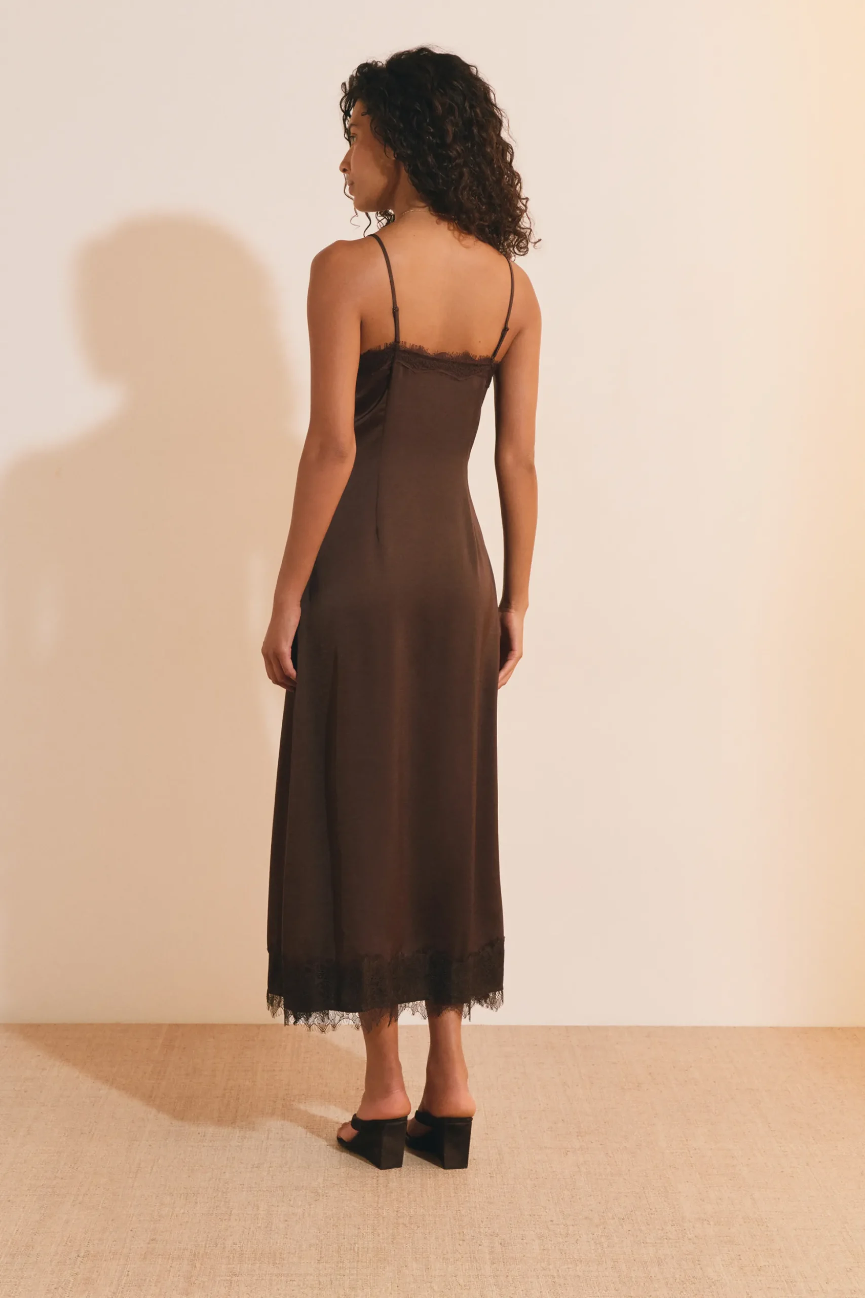 Robe longue satinée avec dentelle