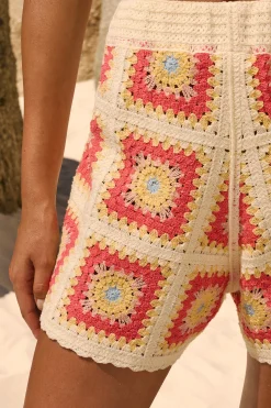Short en crochet à motifs
