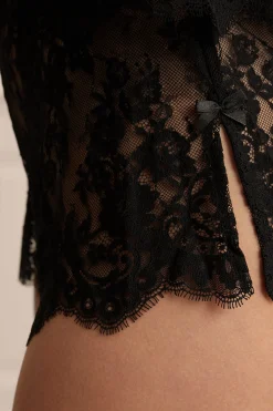 Short transparent en dentelle
