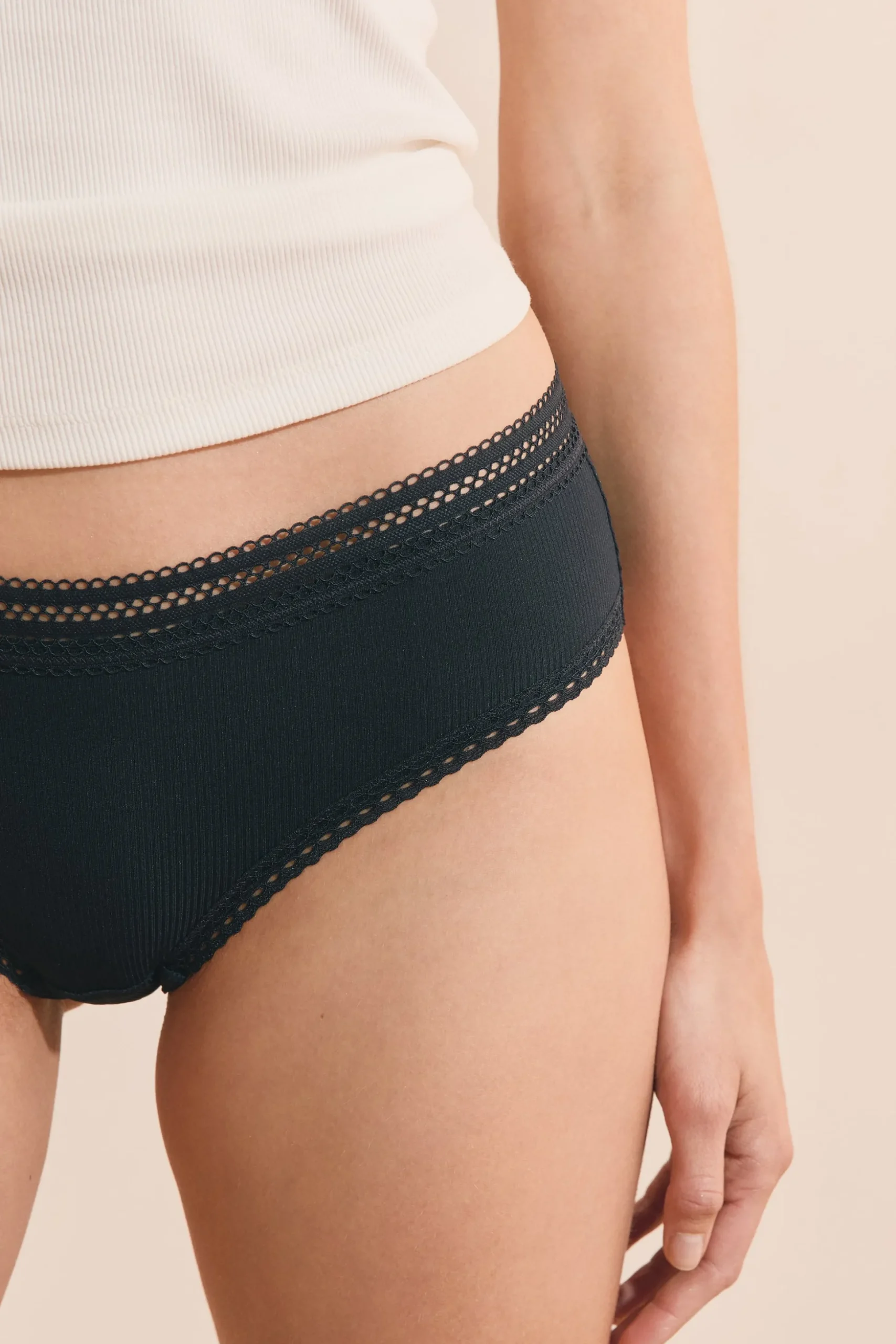 Shorty en microfibre avec détails dentelle