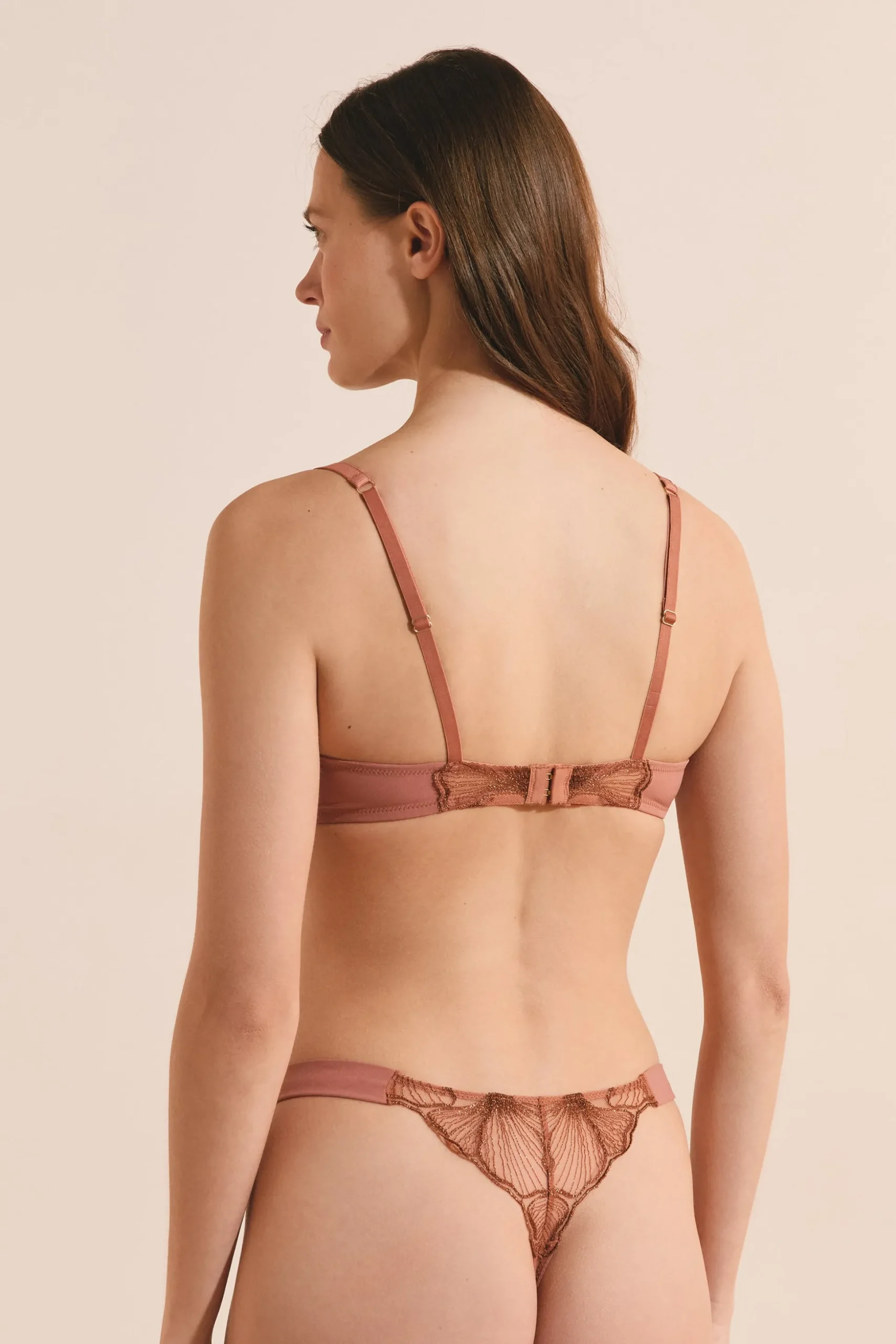 Soutien-gorge corbeille en broderie