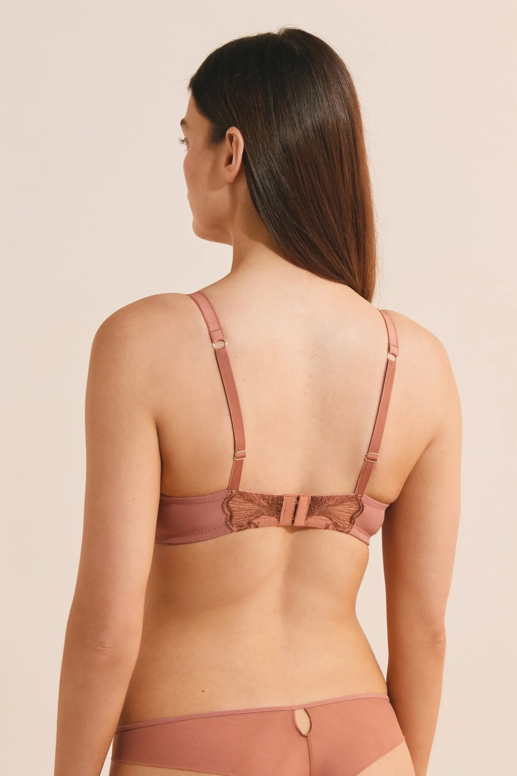 Soutien-gorge corbeille en broderie