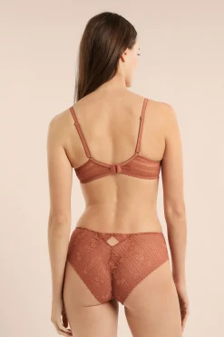 Soutien-gorge en dentelle avec bijou doré