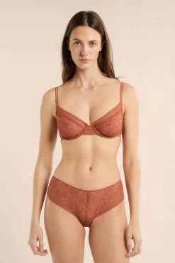 Soutien-gorge en dentelle avec bijou doré