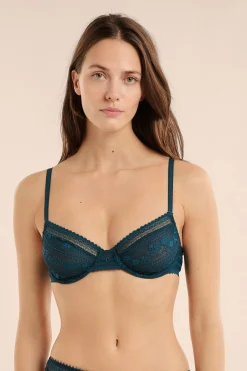 Soutien-gorge en dentelle avec bijou doré