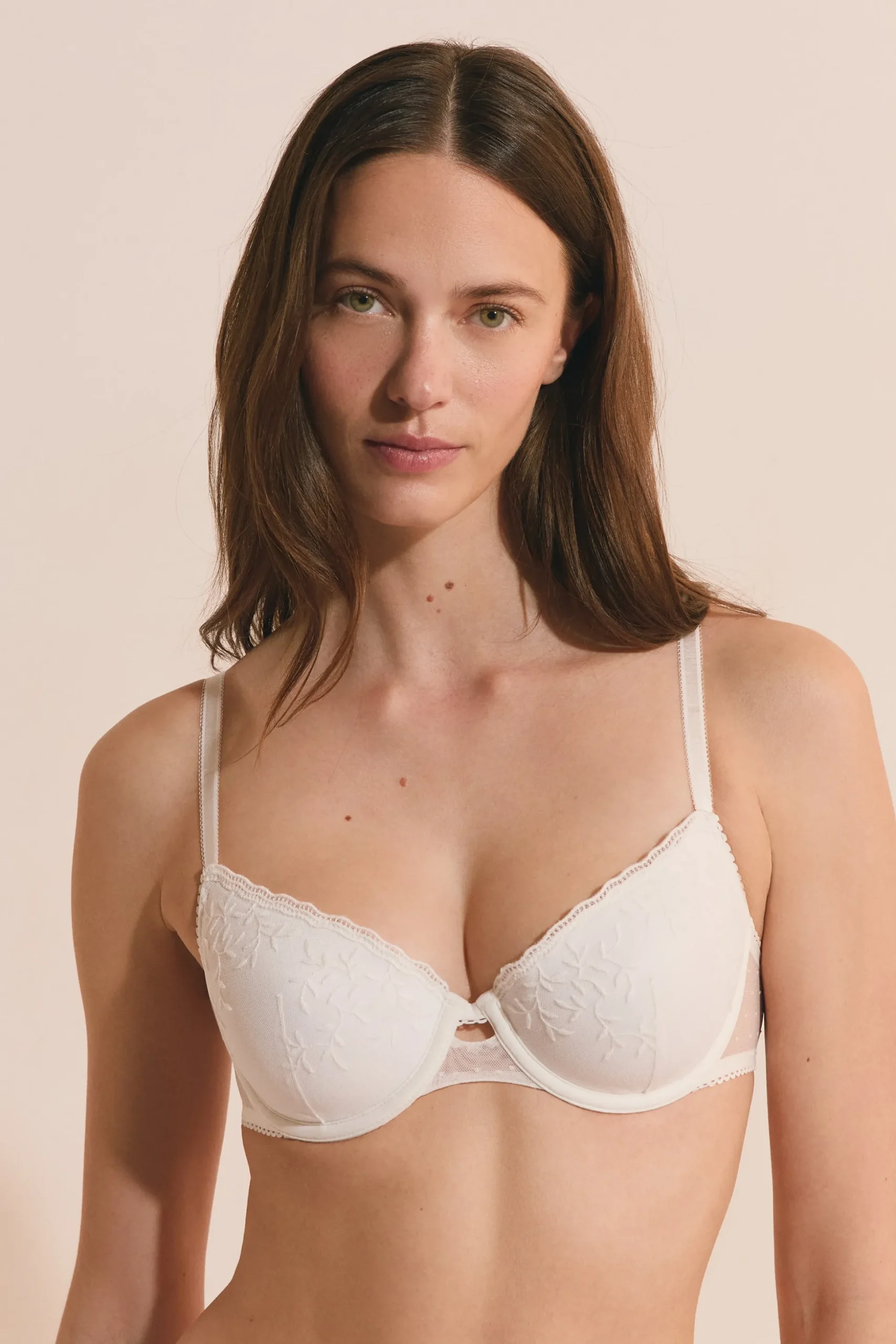 Soutien-gorge N.4 - Le coques fines avec broderie