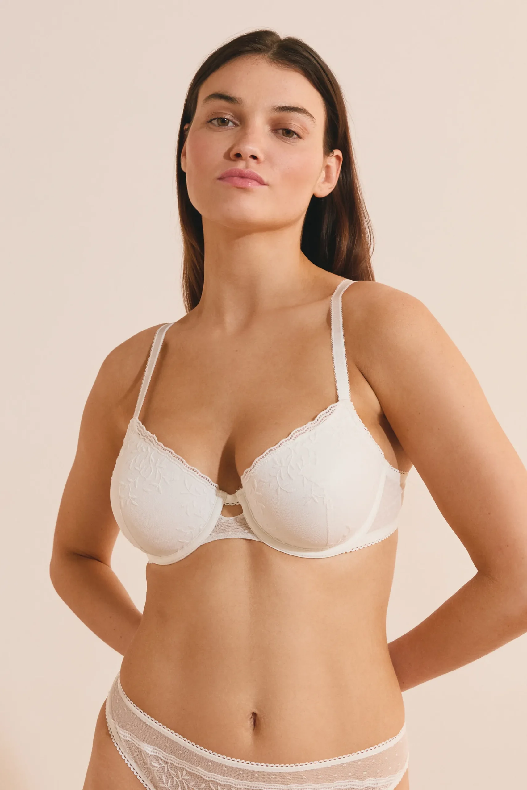 Soutien-gorge N.4 - Le coques fines avec broderie