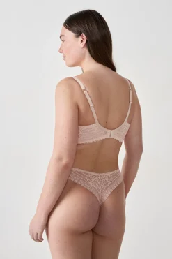 Soutien-gorge N.5 - Le coques fines plongeant sans armatures