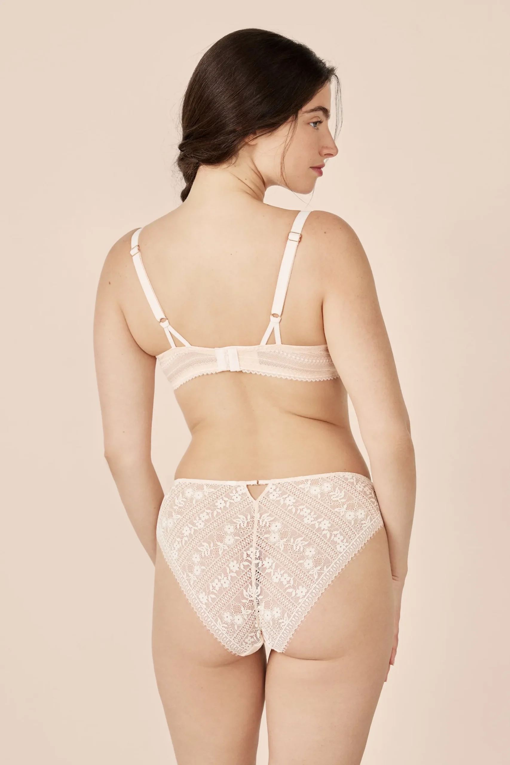 Soutien-gorge N.4 - Le coques fines en dentelle