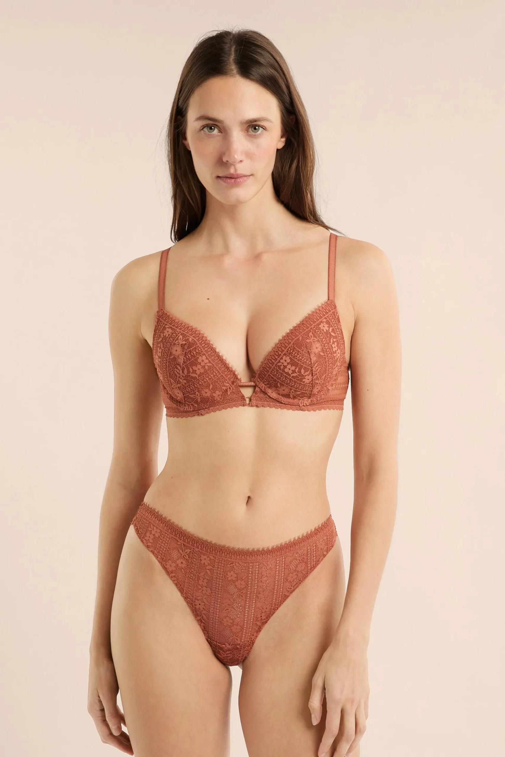 Soutien-gorge N.2 - Le push-up plongeant en dentelle