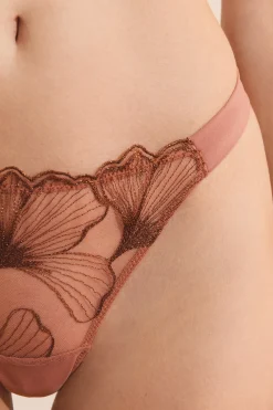 String en broderie