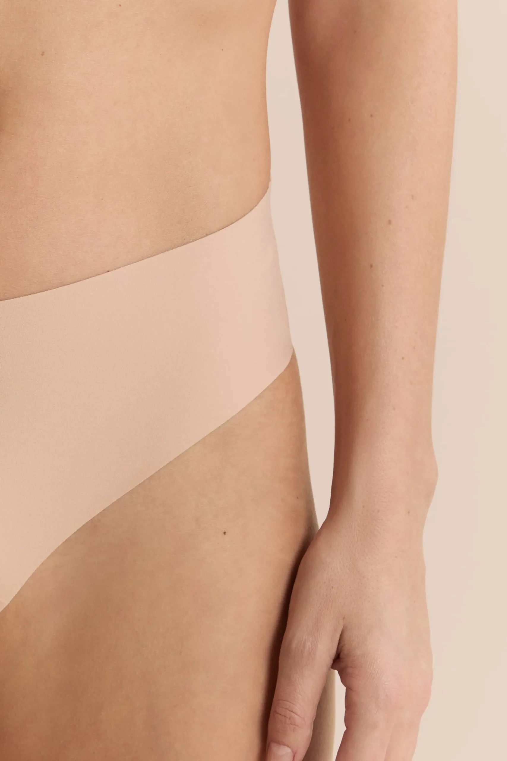 String high leg effet lissant en microfibre