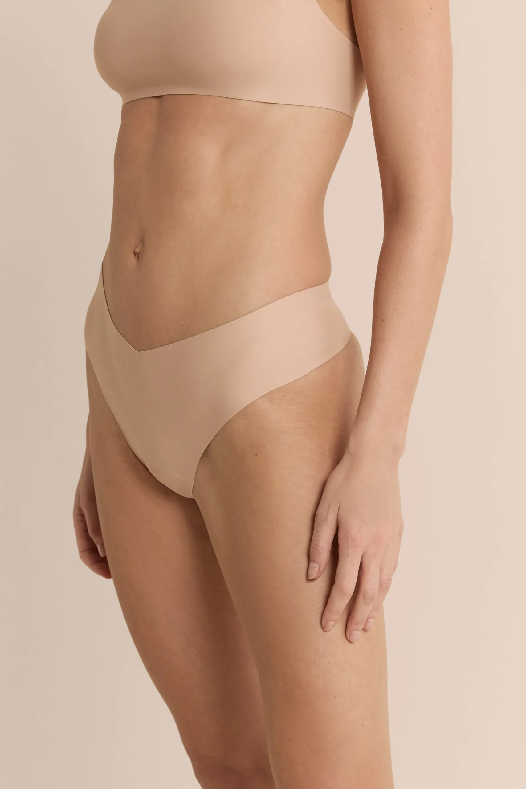 String high leg effet lissant en microfibre
