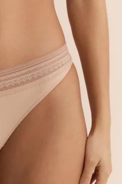 Tanga en microfibre avec détails en dentelle