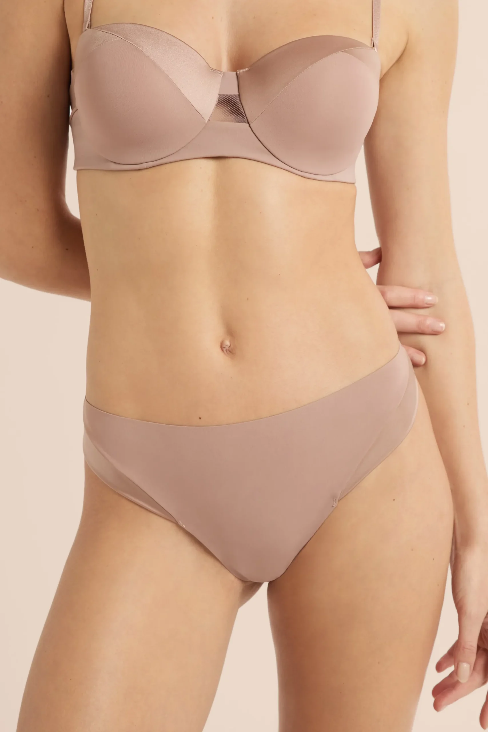 Tanga en microfibre satiné