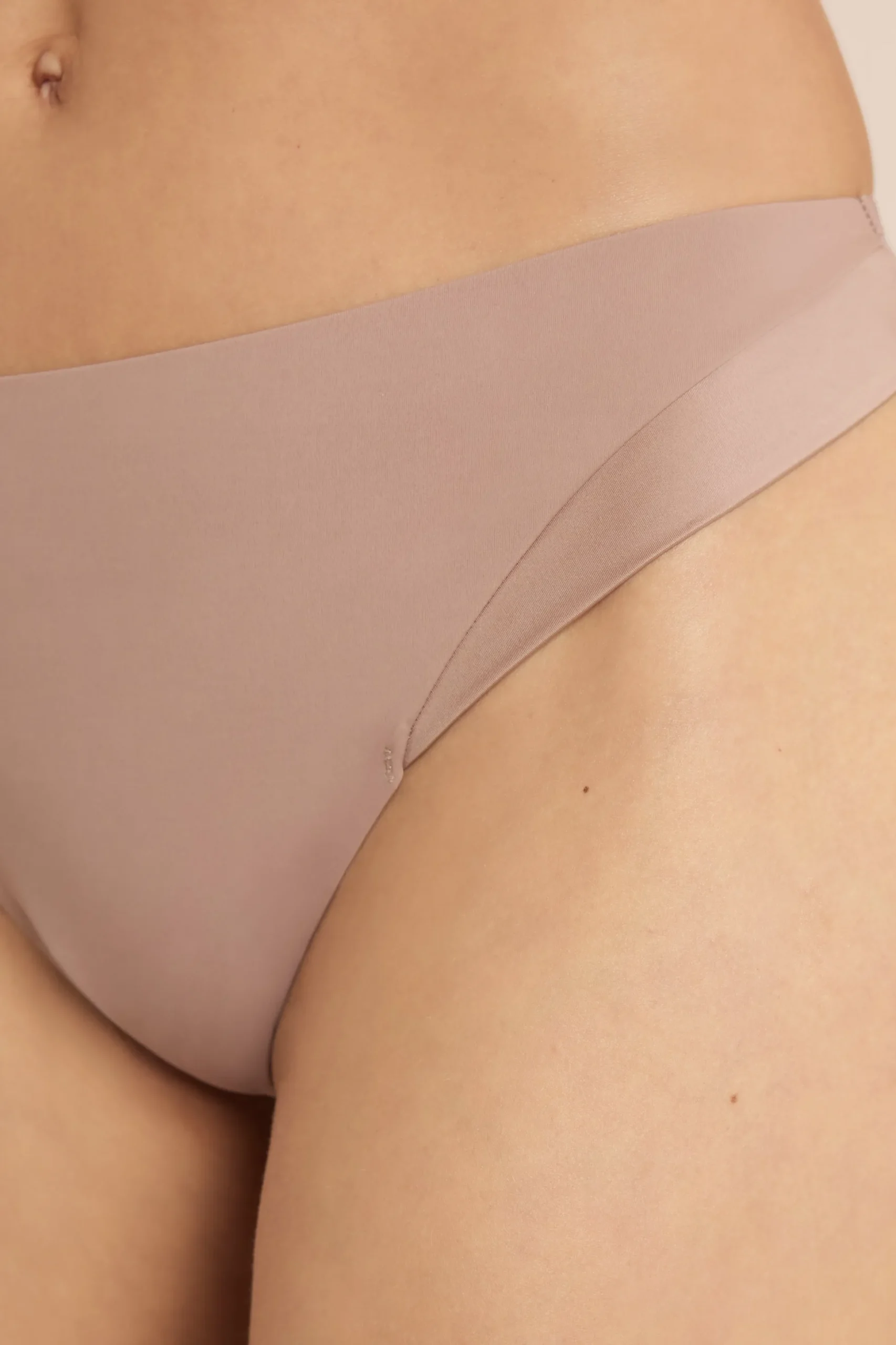 Tanga en microfibre satiné