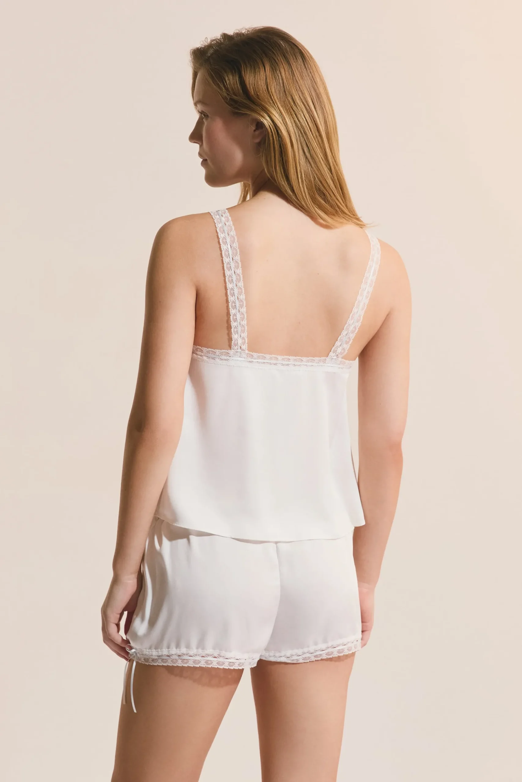 Top de pyjama satiné avec des détails en dentelle