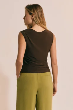 Top à encolure asymétrique avec détail bijou