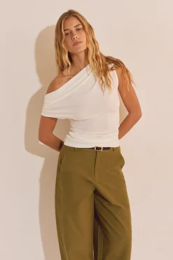 Top à encolure asymétrique drapée