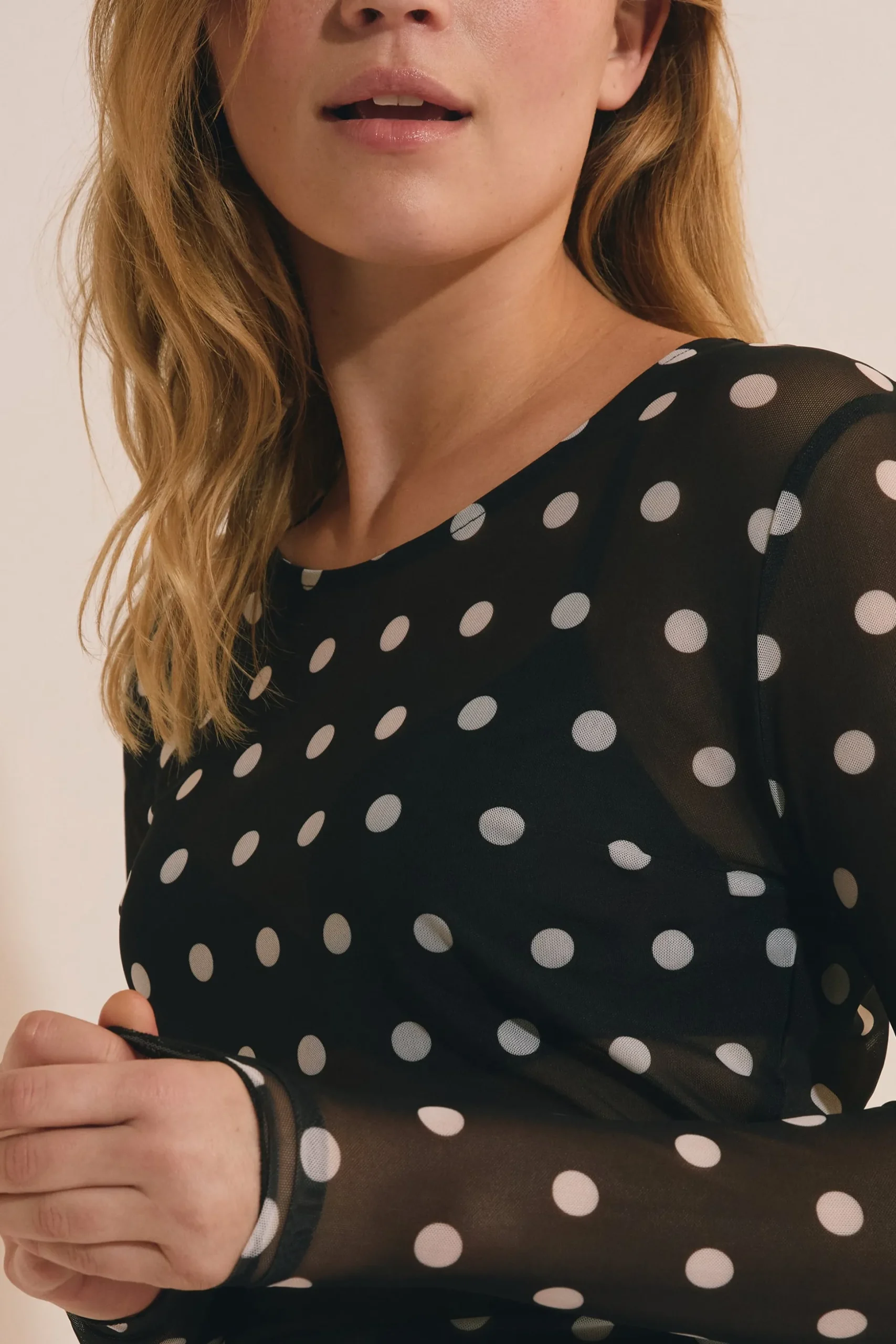 Top en mesh à pois