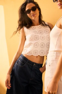 Top sans manches détails broderie anglaise