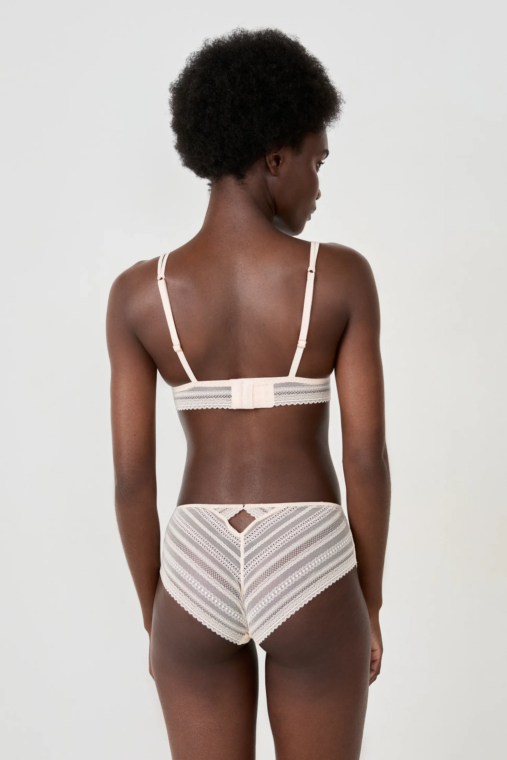 Triangle sans armartures en dentelle