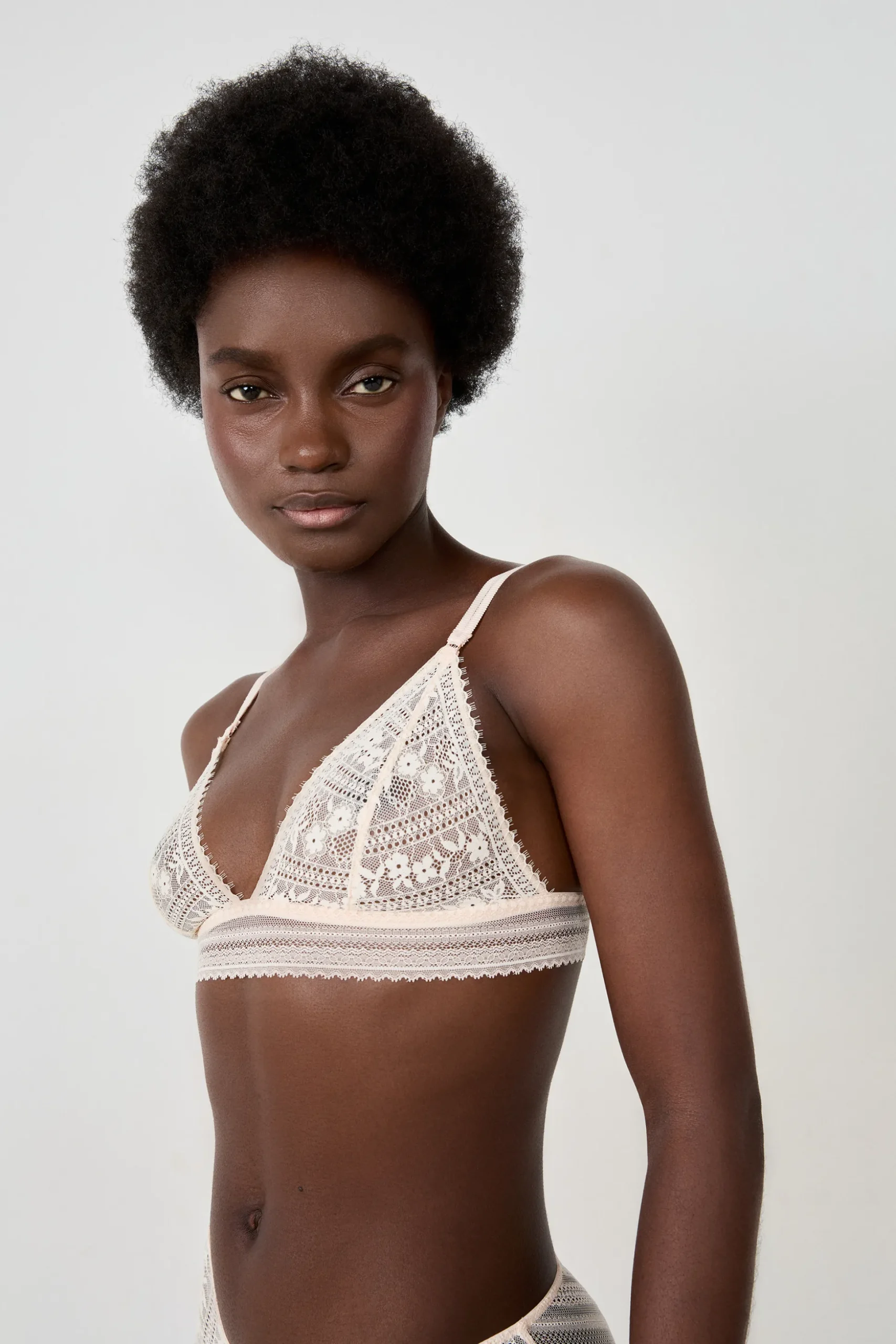 Triangle sans armartures en dentelle