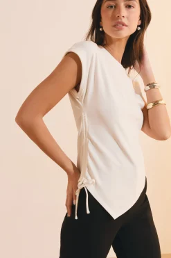 T-shirt avec liens noués sur le côté