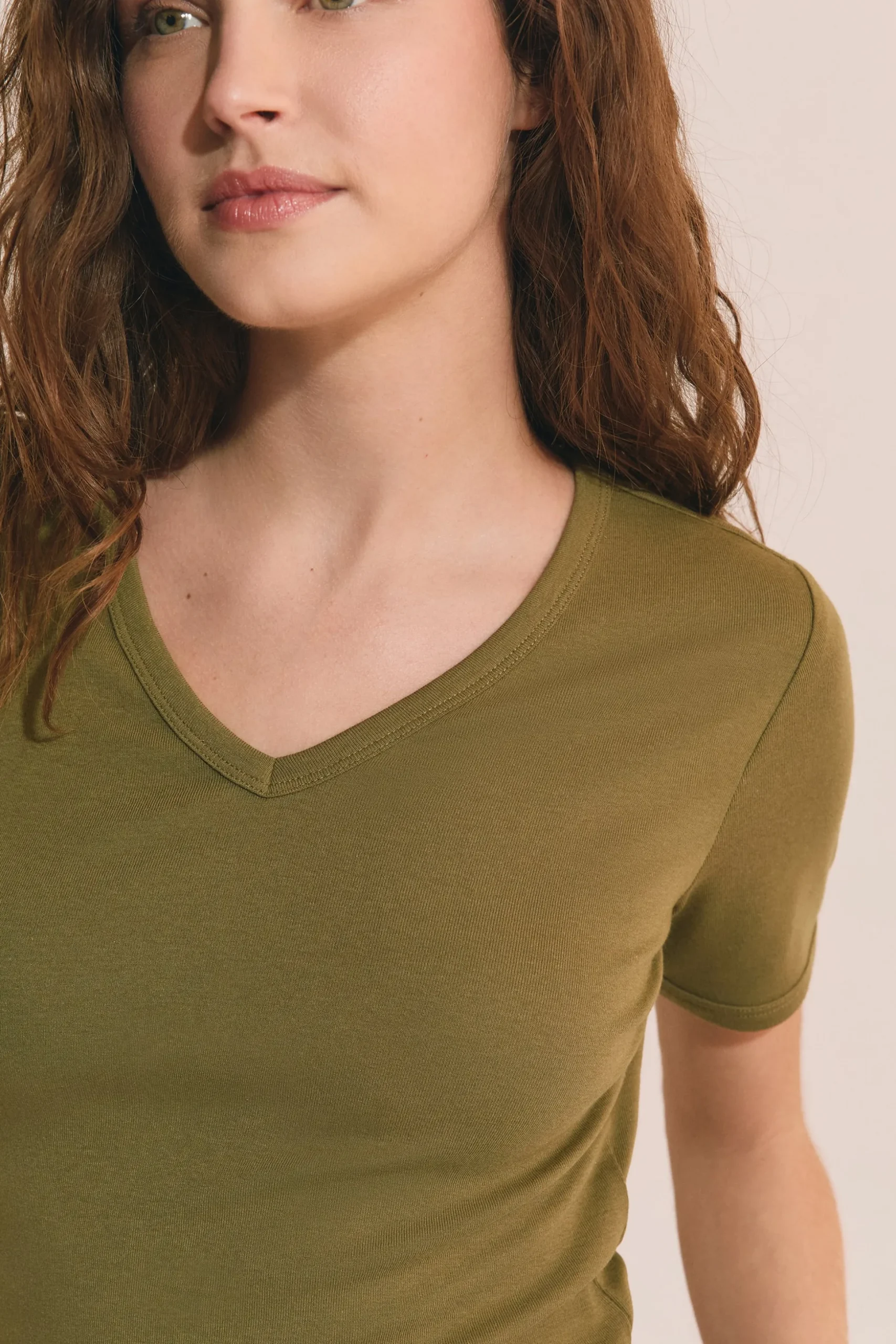 T-shirt à col V avec coton modal