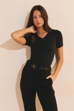 T-shirt à col V avec coton modal