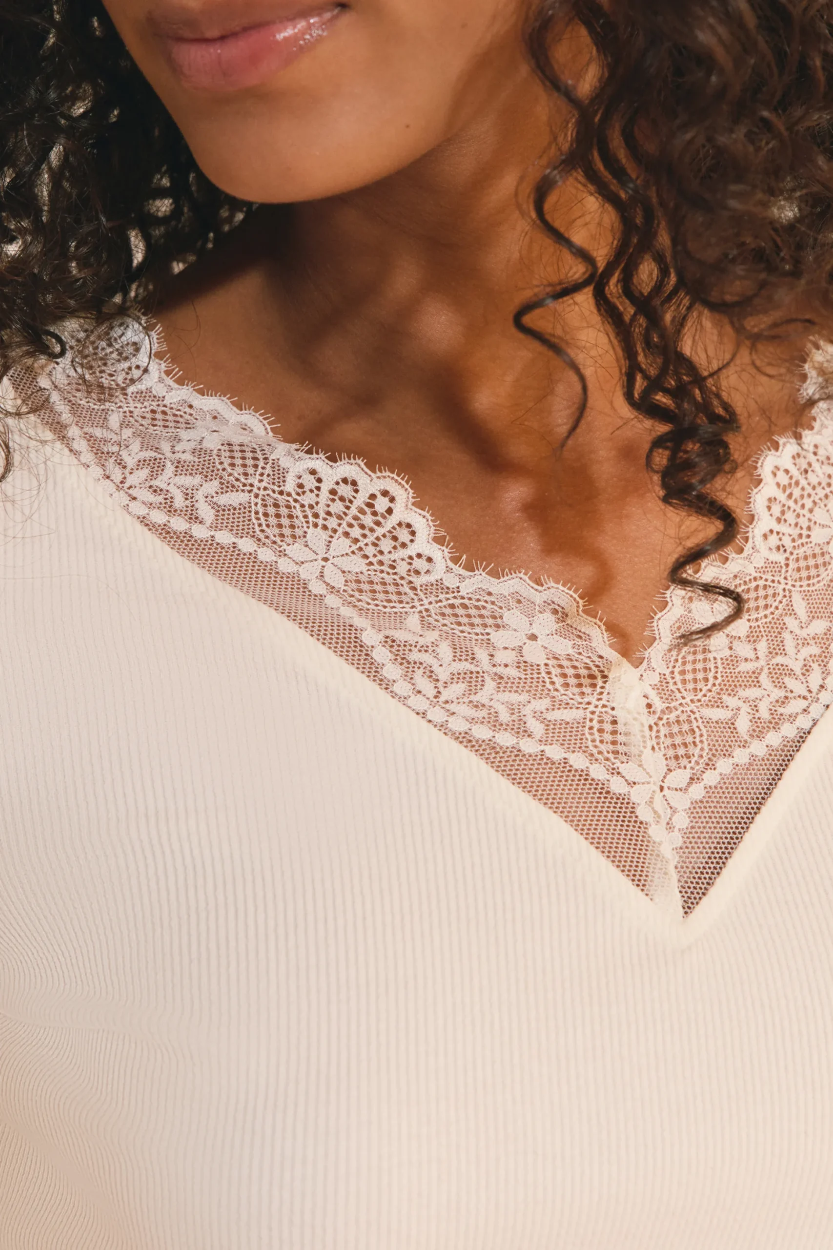 T-shirt col V avec dentelle en coton