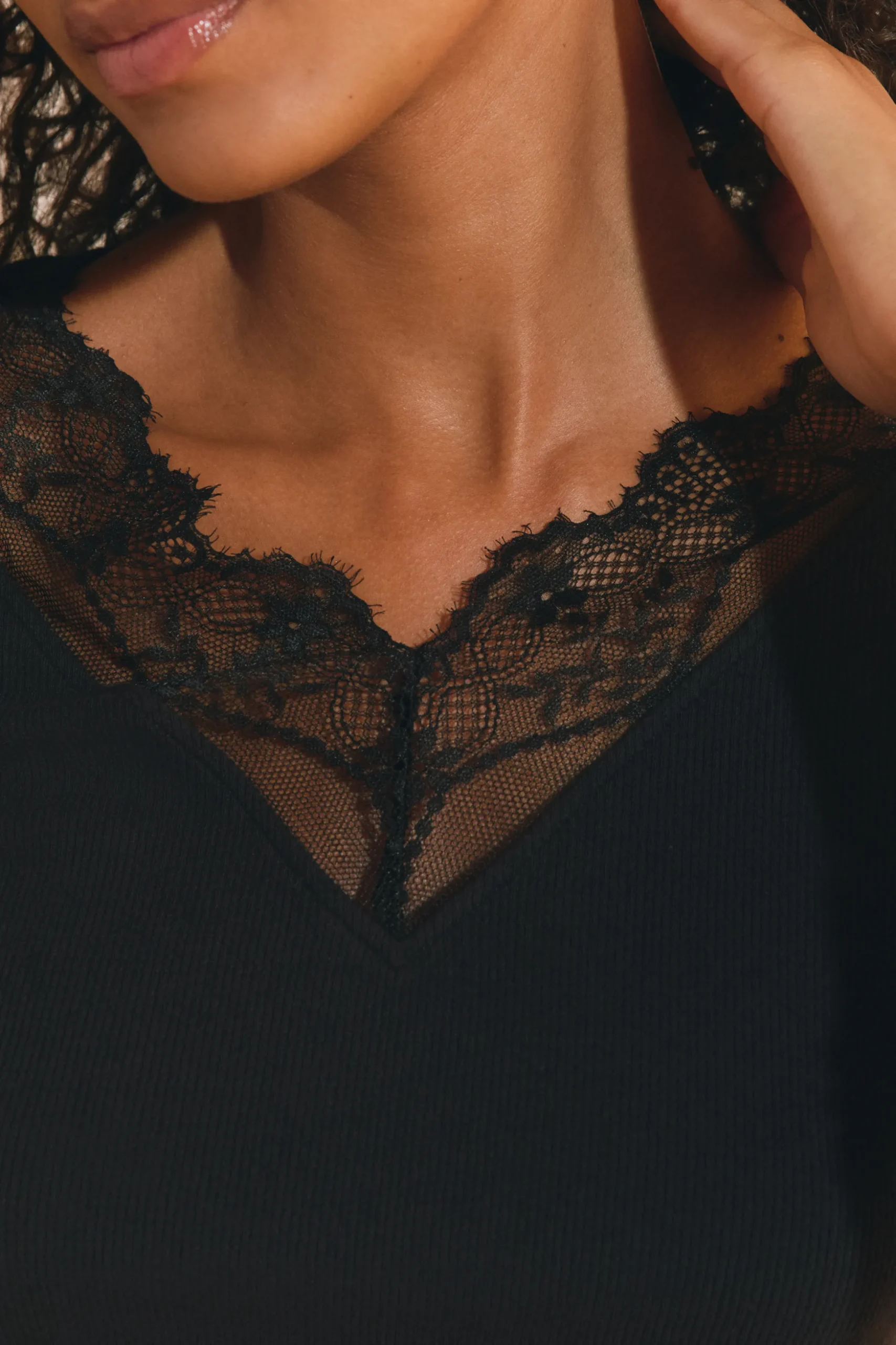 T-shirt col V avec dentelle en coton