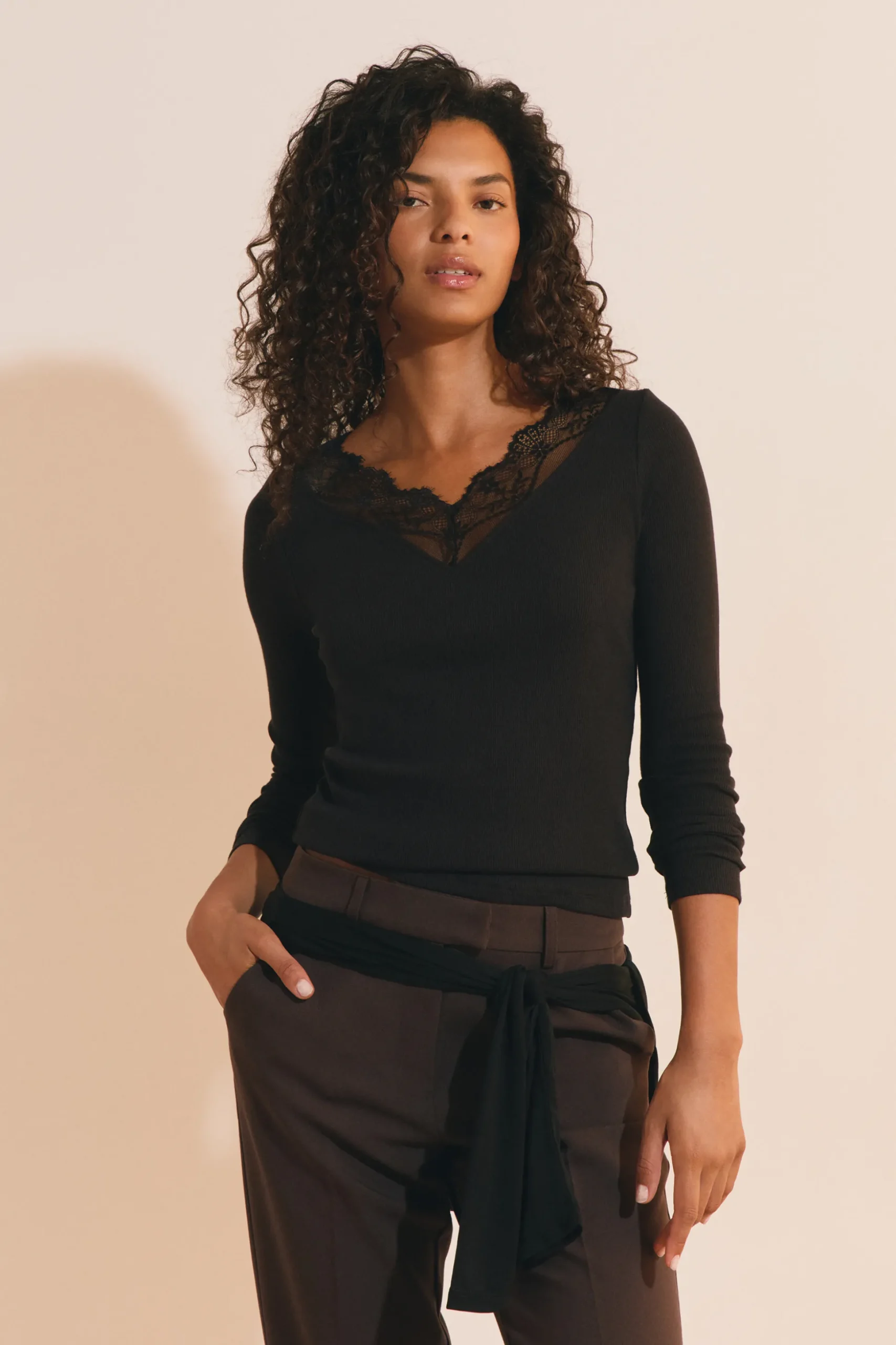 T-shirt col V avec dentelle en coton