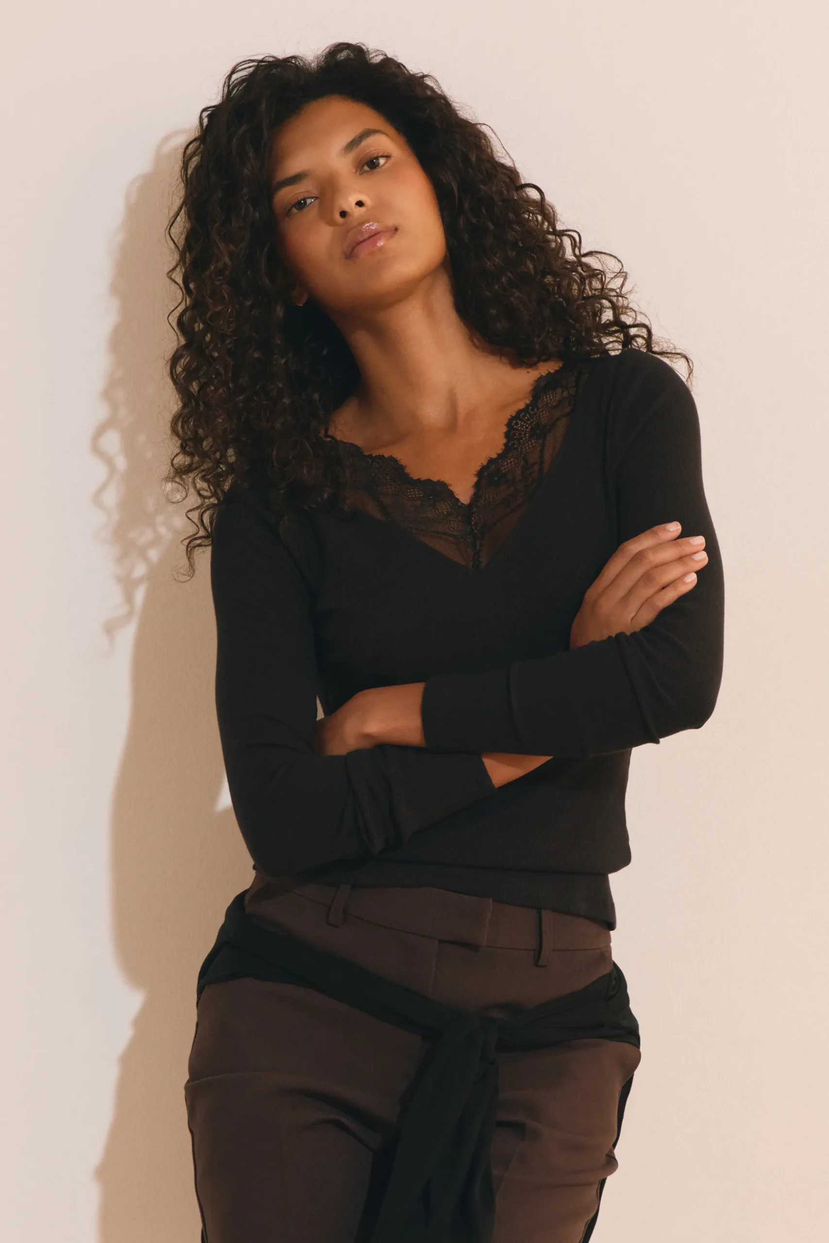 T-shirt col V avec dentelle en coton