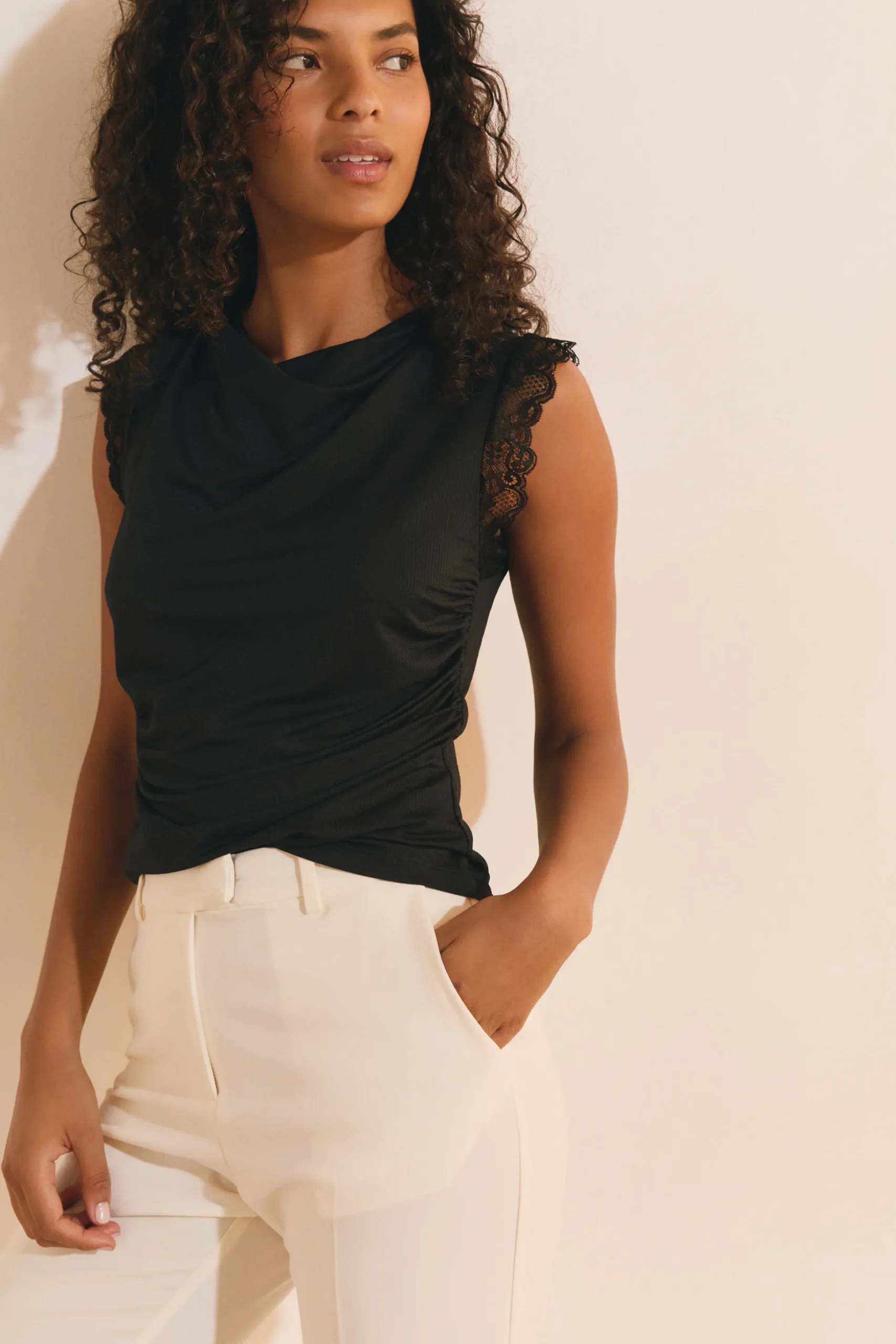 T-shirt sans manches plissé avec détails dentelle