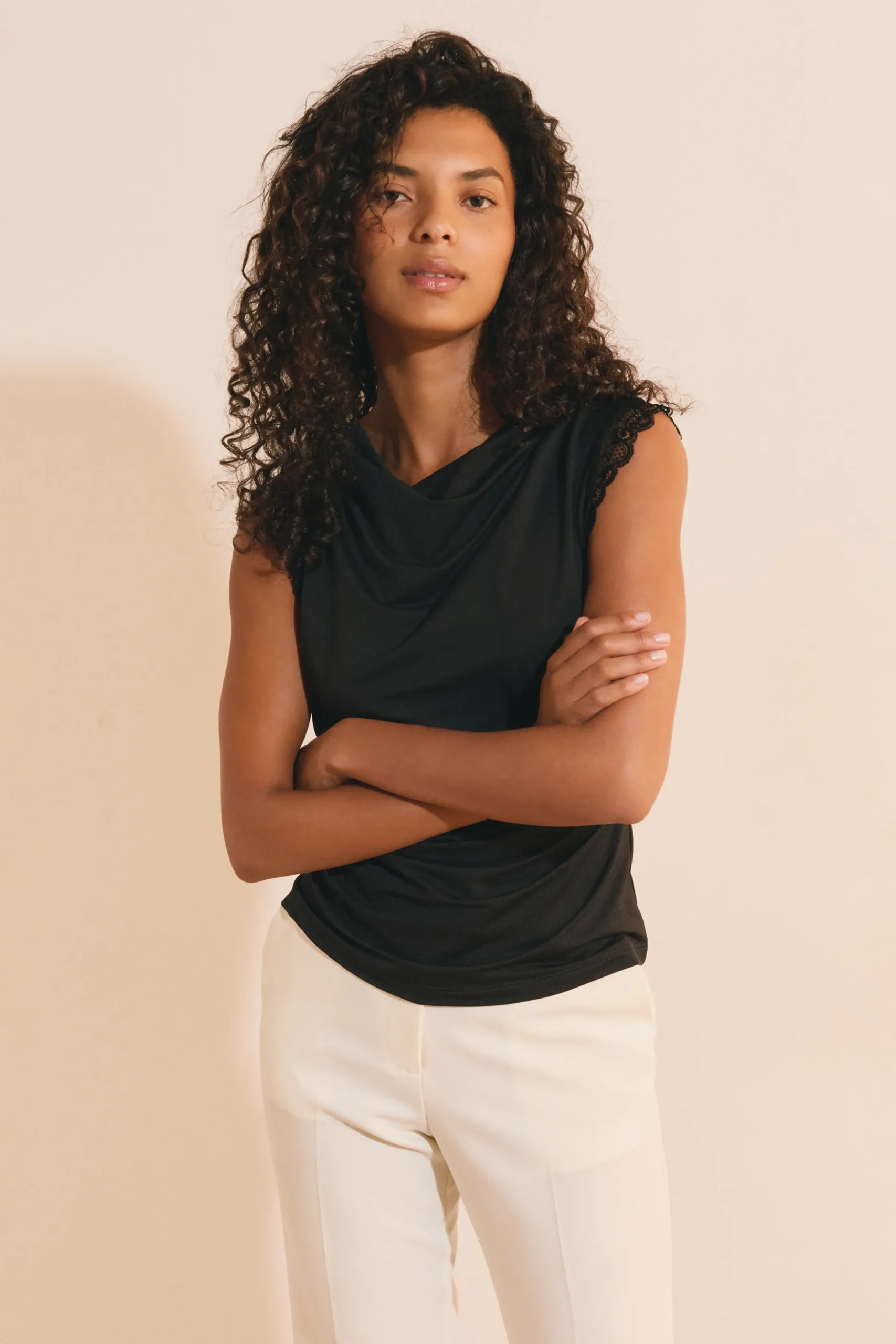 T-shirt sans manches plissé avec détails dentelle