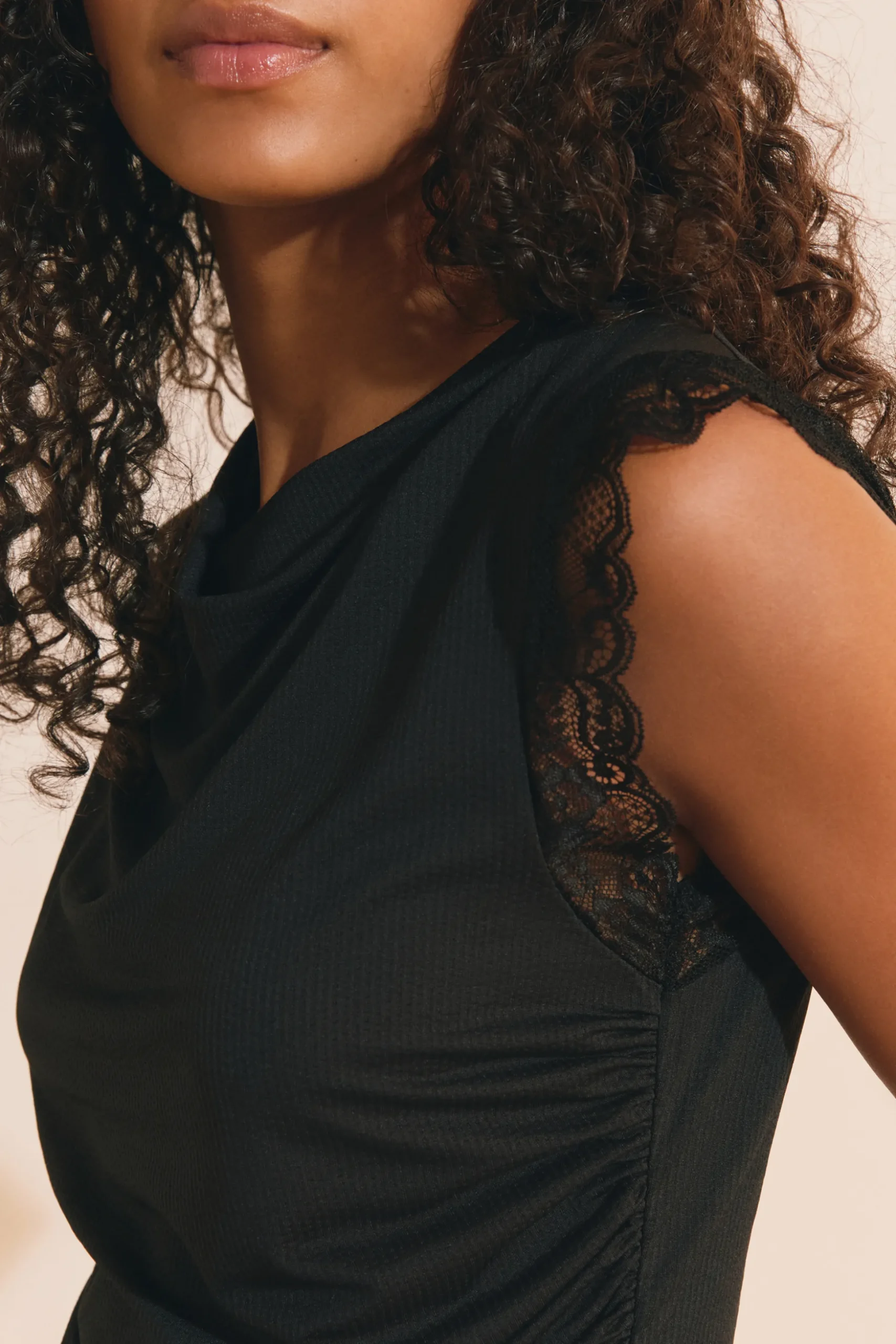 T-shirt sans manches plissé avec détails dentelle