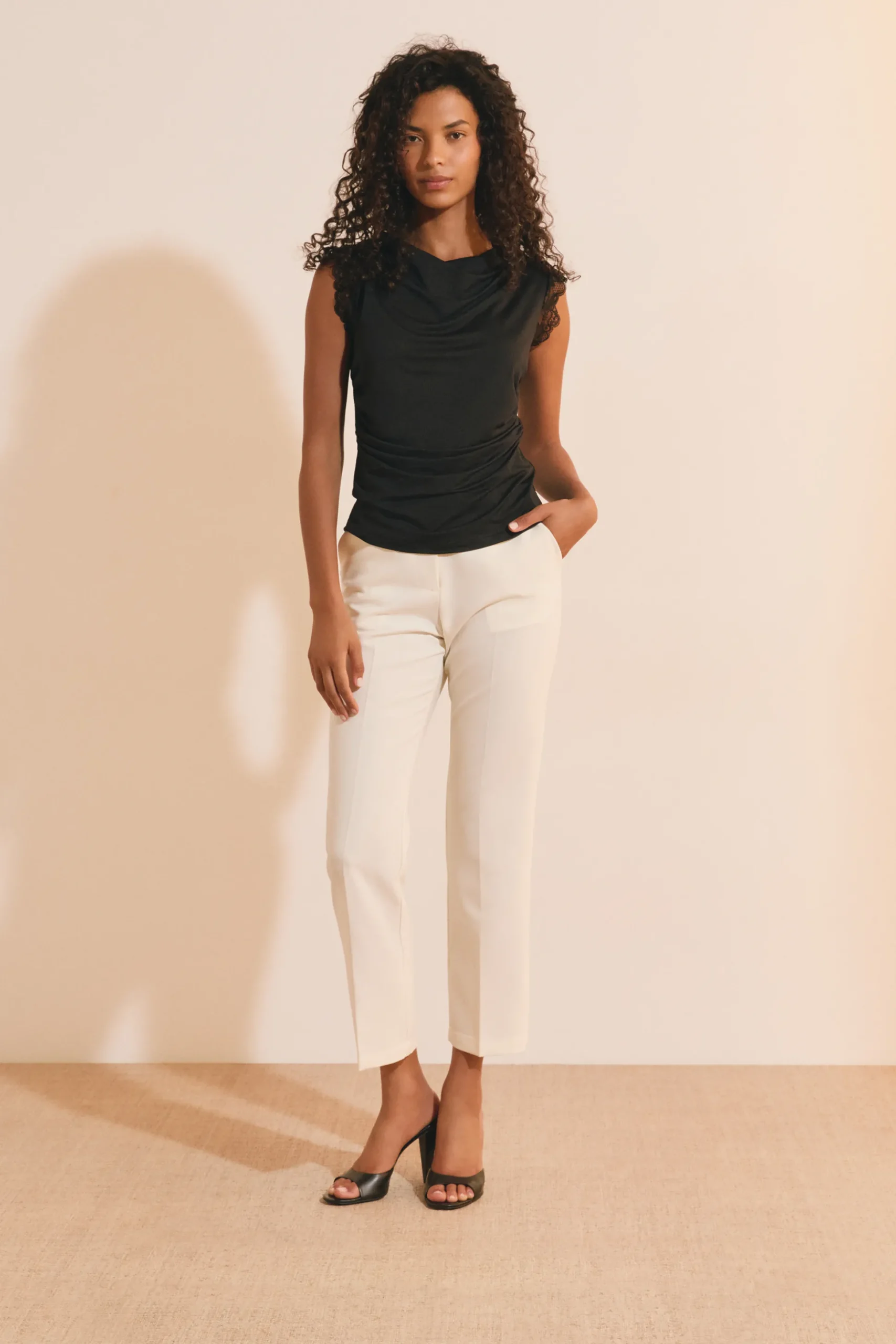 T-shirt sans manches plissé avec détails dentelle